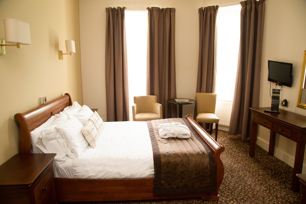 Room, Double Bed, Loch View, Front View