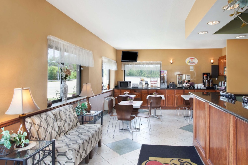 Super 8 by Wyndham Chicago/Rosemont/O'Hare/SE 14/25