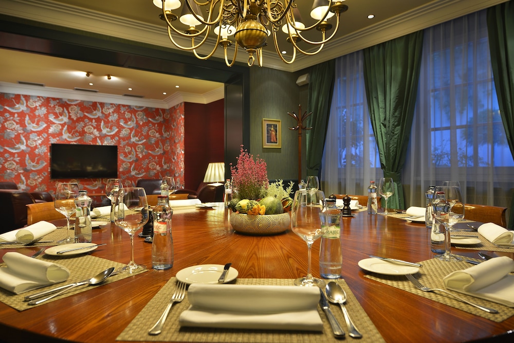 Marrol S Hotel 37/46