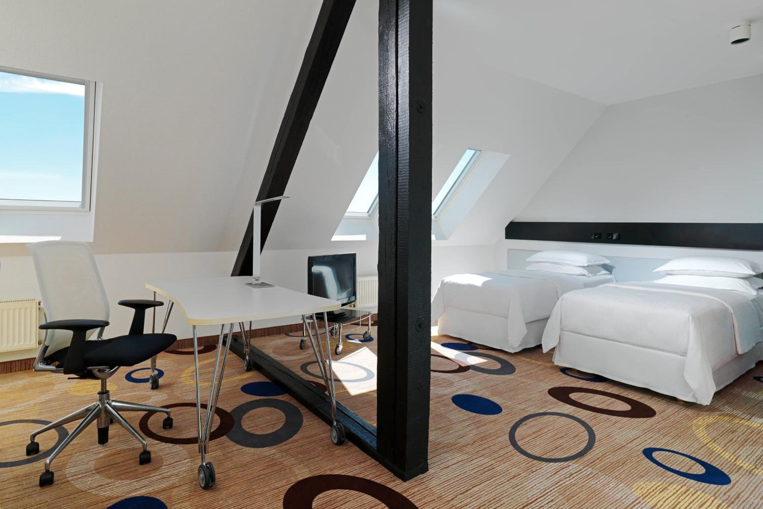 Guest Room, Executive, Twin Beds