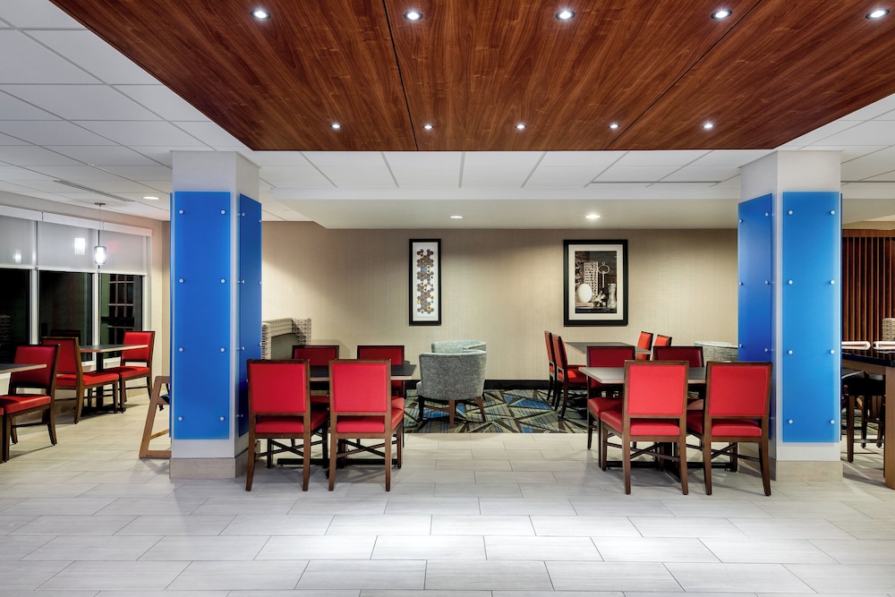 Holiday Inn Express Hotel & Suites Daphne 51/74