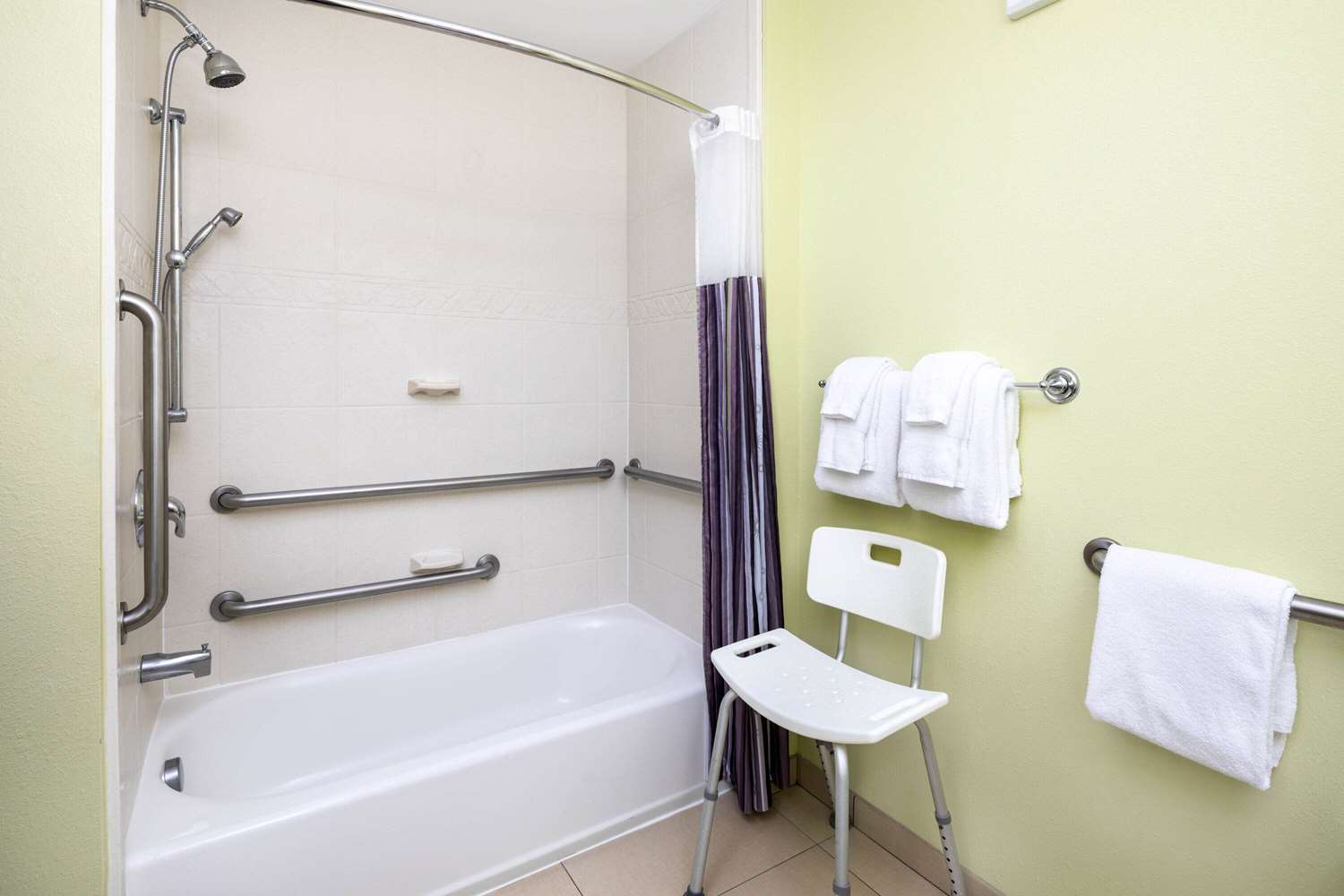 La Quinta Inn & Suites by Wyndham Hinesville - Fort Stewart 55/56