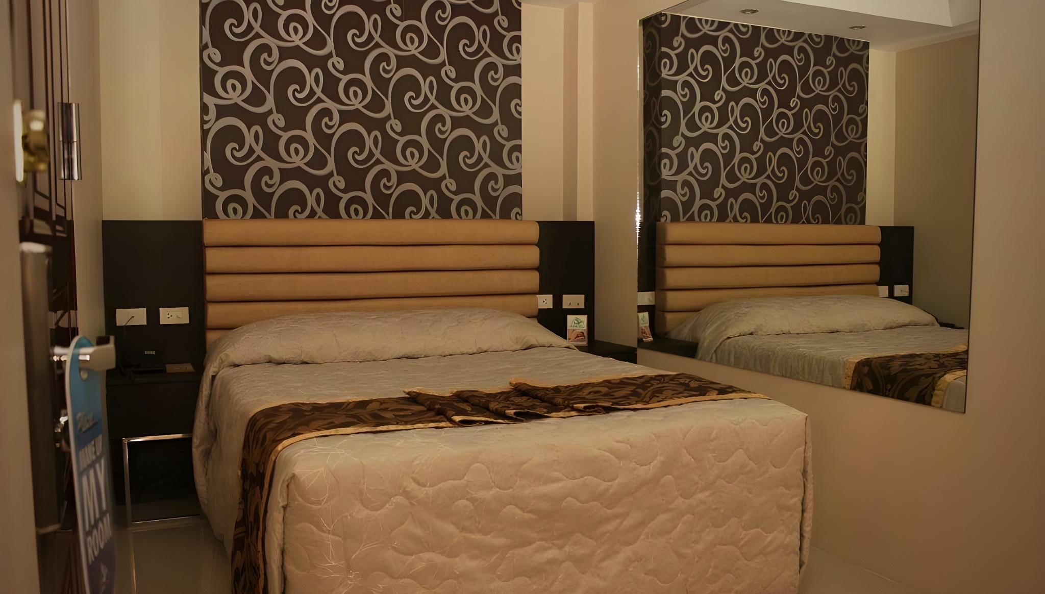 Deluxe, Queen Bed, Smoking