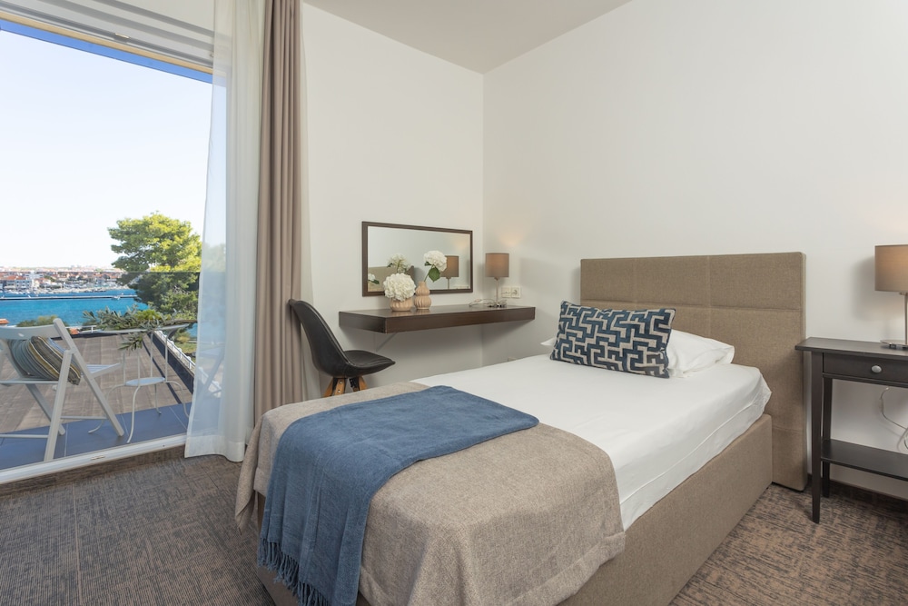 SUPERIOR, DOUBLE BED, WITH EXTRA BED, SEA SIDE, SIDE, BALCONY