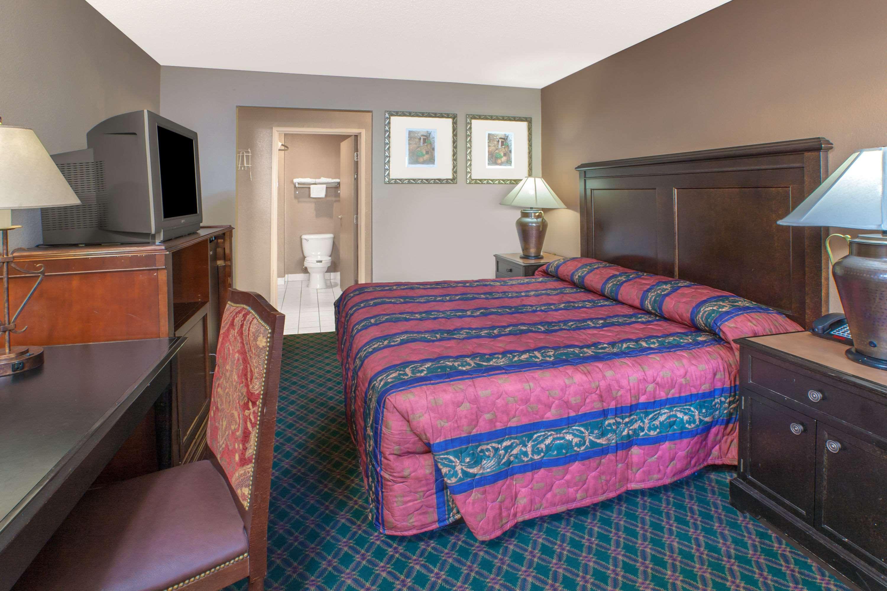 ROOM, KING BED, SMOKING