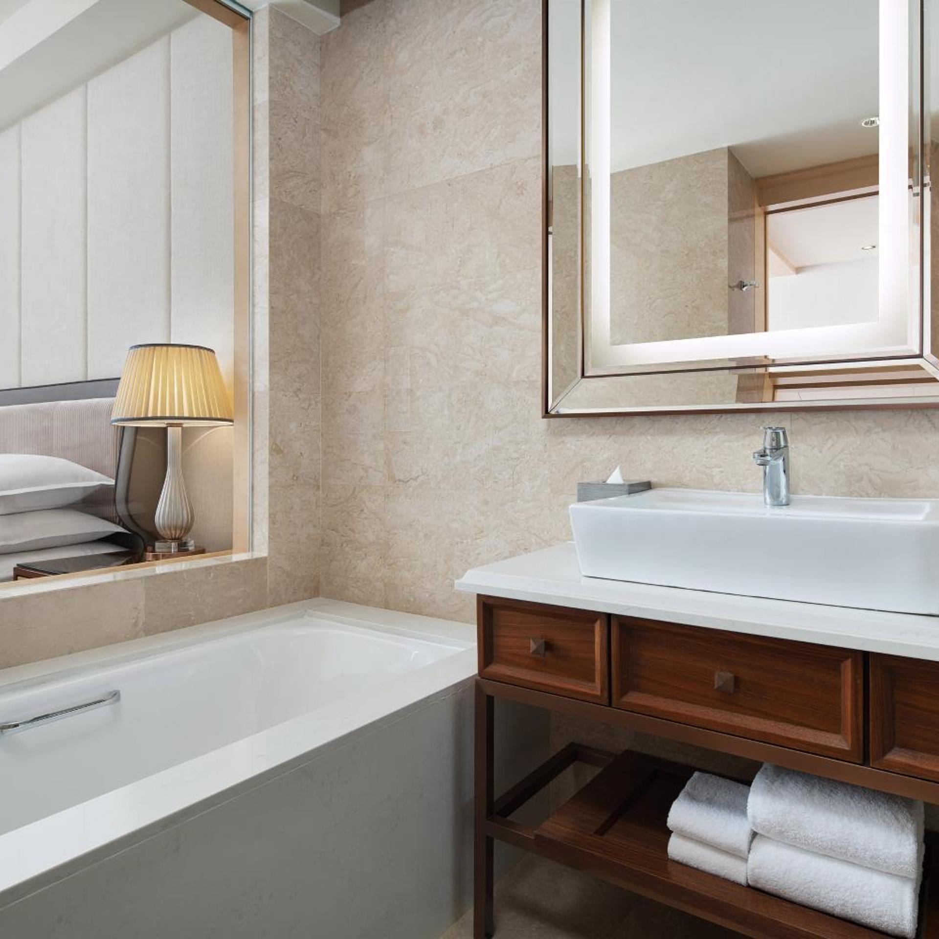 Guest Room, Deluxe, King Bed, City View, Sheraton Petaling Jaya Hotel 5/6