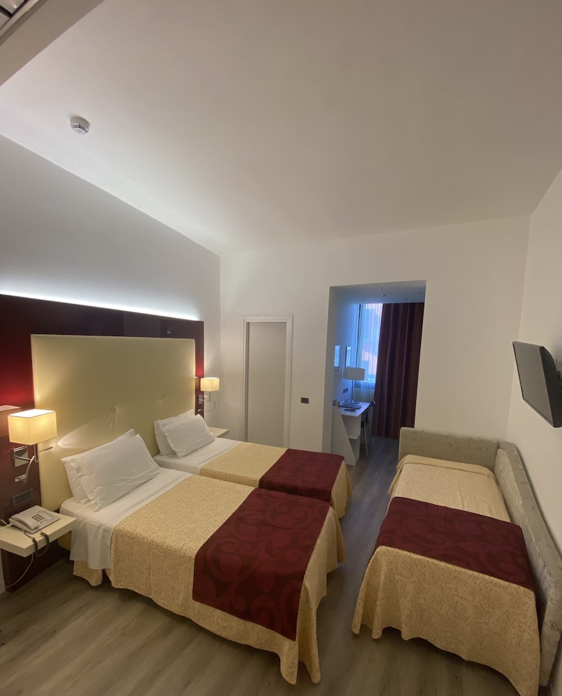 غرفة قياسية ثلاثية بسرير مزدوج وسرير فردي، GREEN PARK HOTEL 3/9