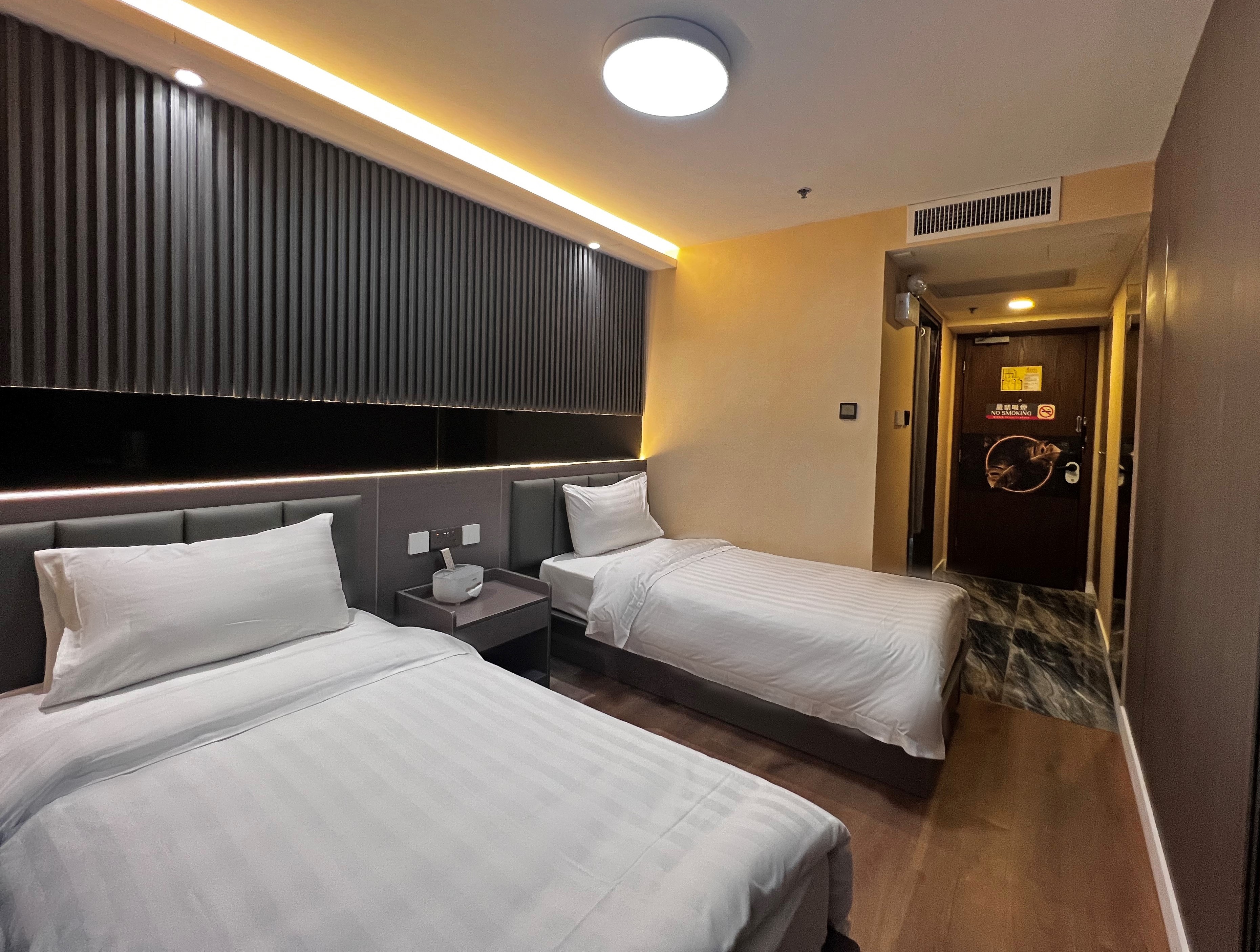 Hennessy Hotel 8/15