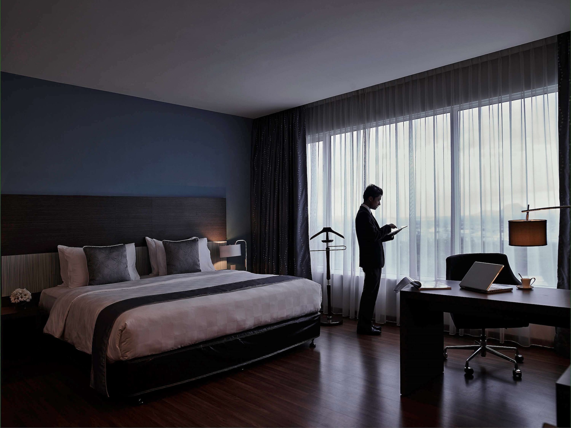DELUXE, KING BED