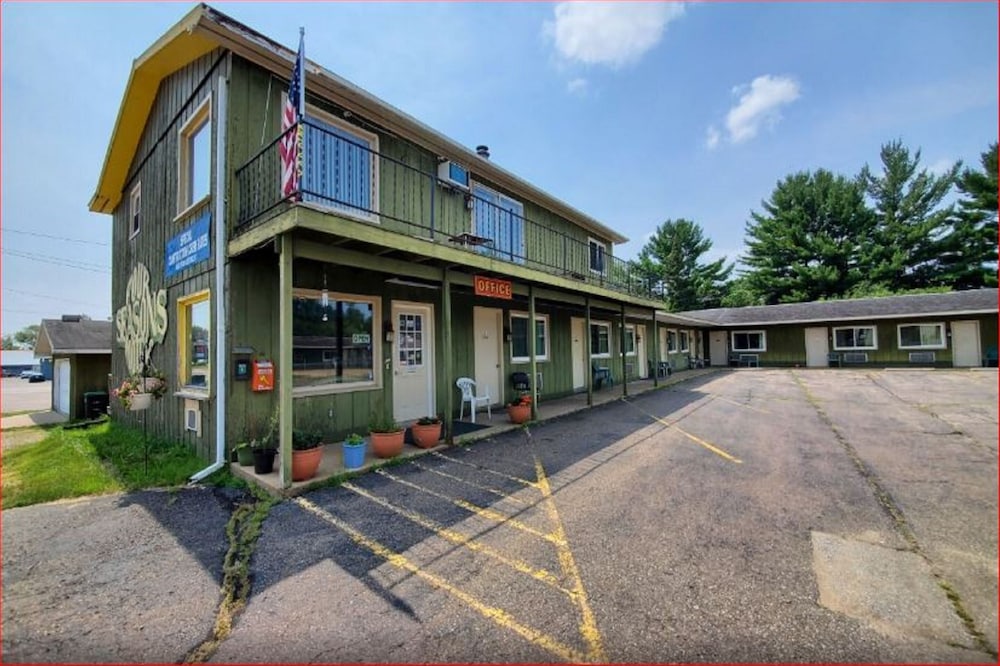 Love Hotels Tomahawk at Lake Mohawksin WI 38/49