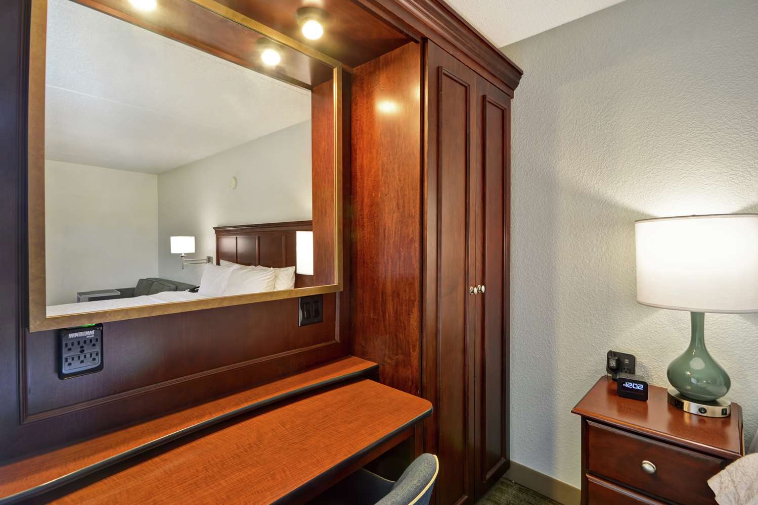 غرفة بسرير كينج مع أريكة، Hampton Inn Detroit/Madison Heights/South Troy 3/3