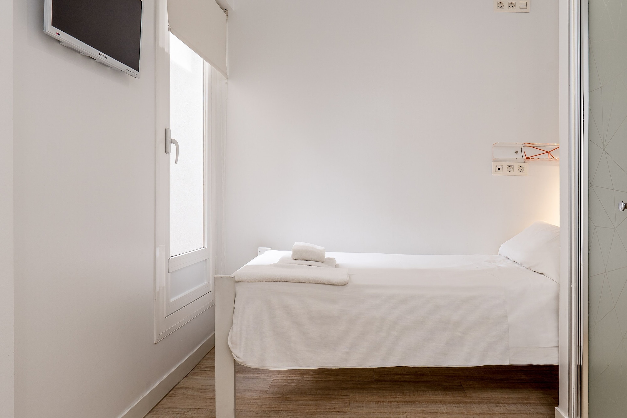 ROOM, SINGLE