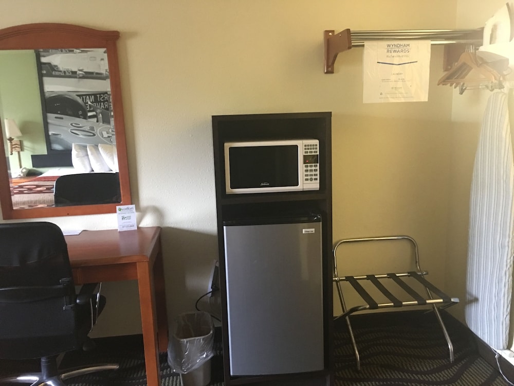Super 8 by Wyndham Newton 30/32
