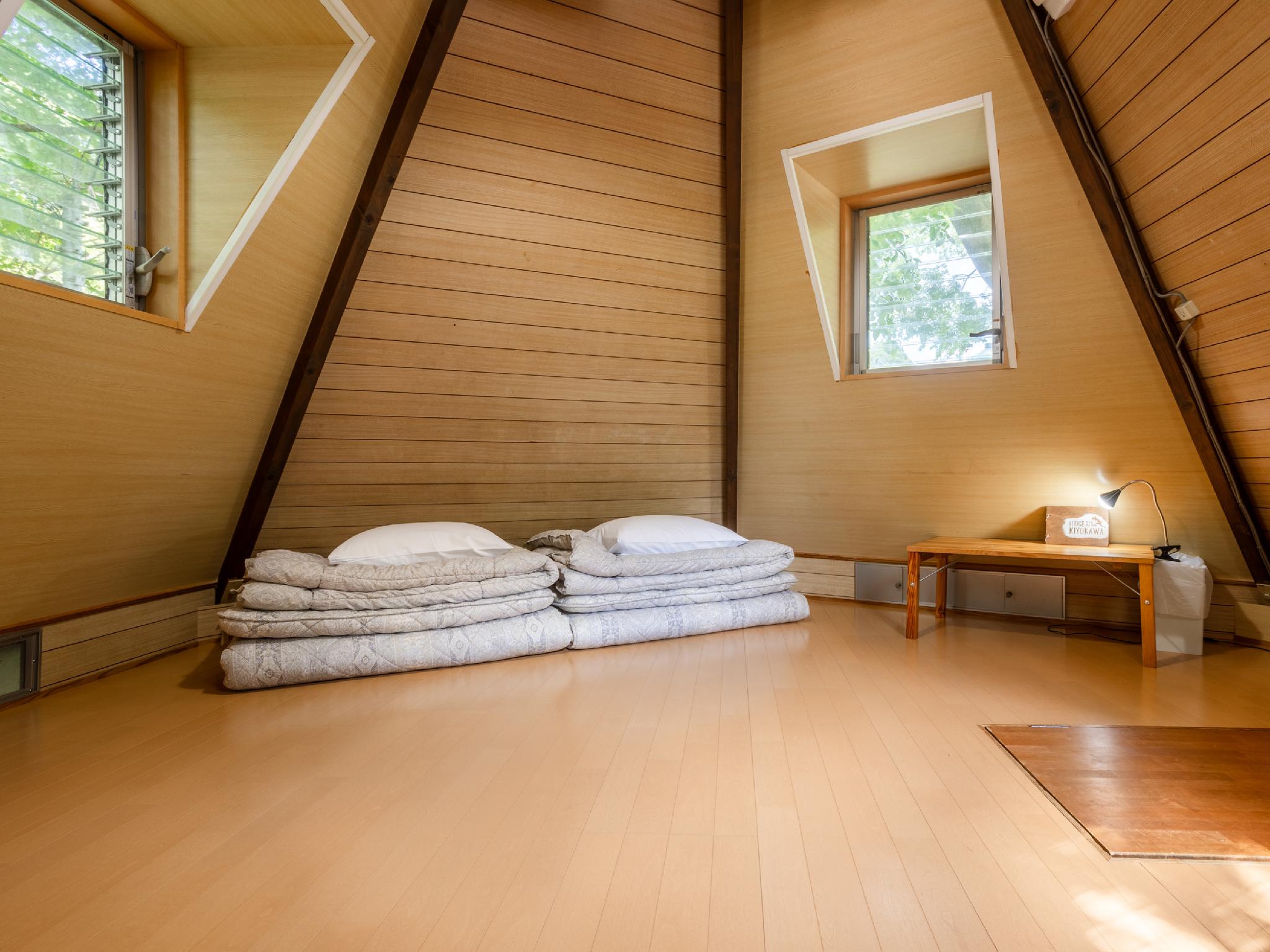 Tree House, 2 Futon Beds, Shared Bathroom