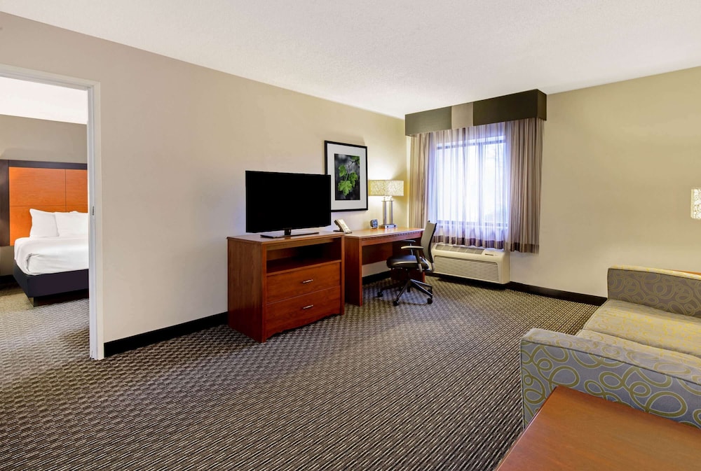 La Quinta Inn And Suites By Wyndham Harrisburg Airport Hershey 31/48