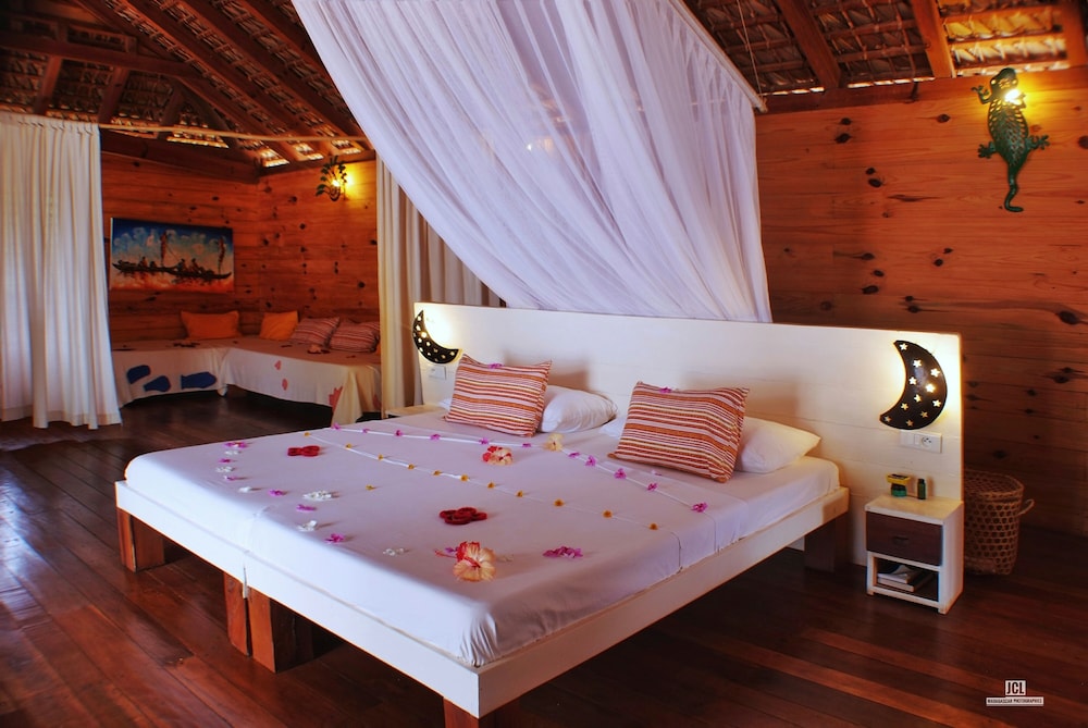 BUNGALOW, BEACH FRONT