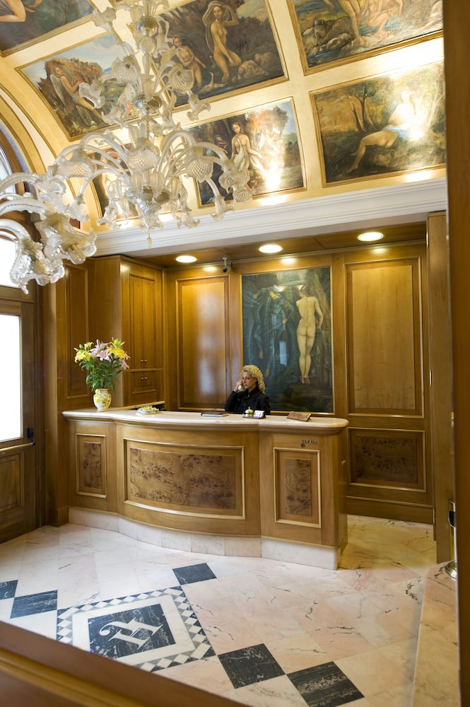 Joli Hotel 7/50