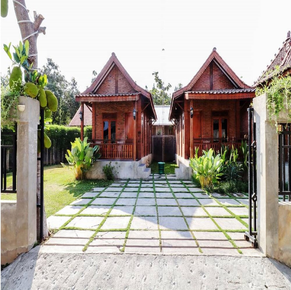 Omah Teras Bata Guesthouse by ZUZU 4/16