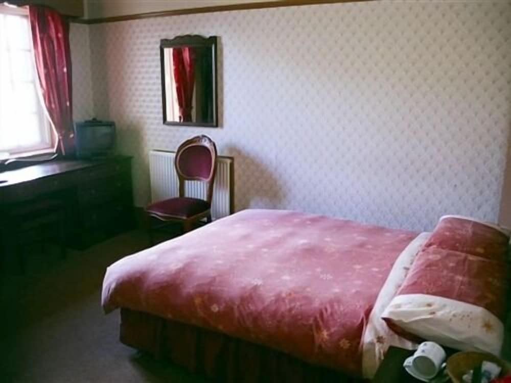 The Fox &amp; Hounds Hotel 6/36