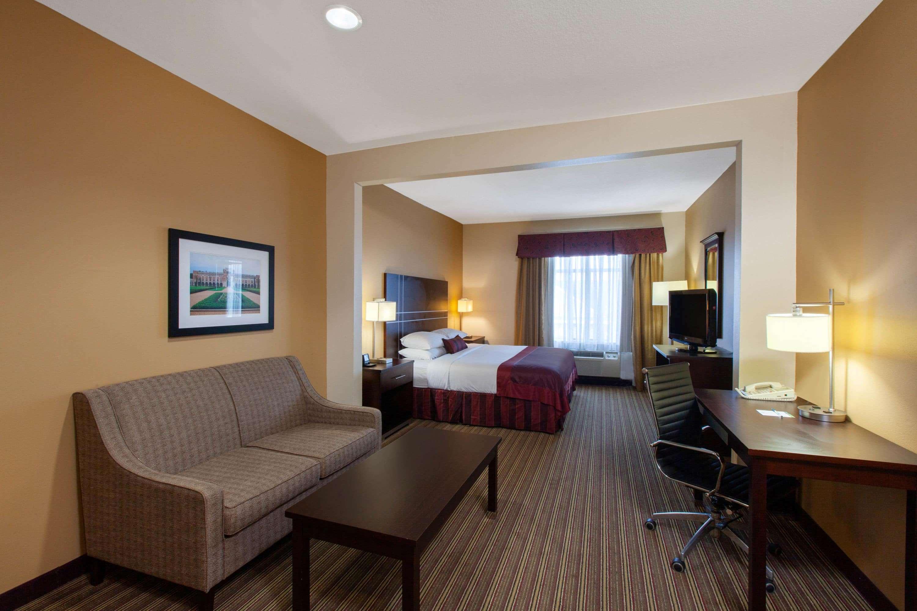 Room, King Bed 2/3