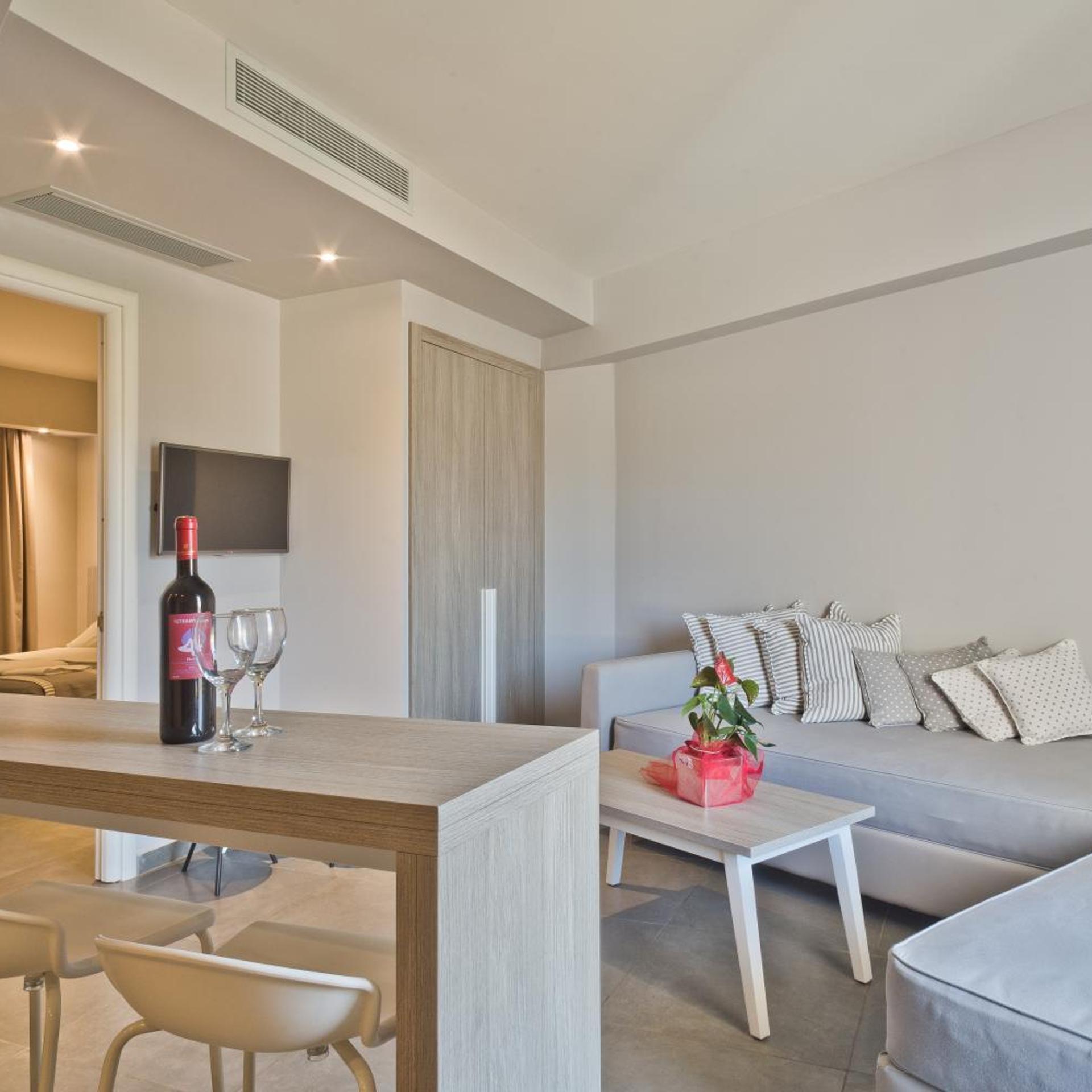Parasol Luxury Hotel & Suites 72/80