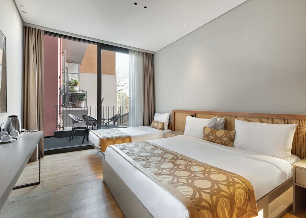 DELUXE, TRIPLE, BALCONY