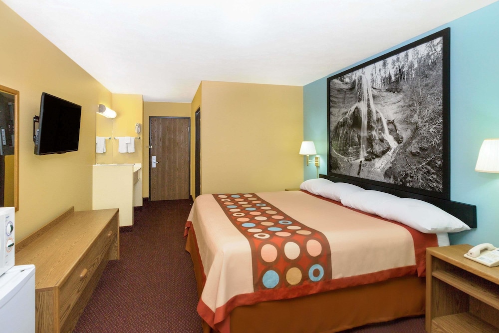 Super 8 by Wyndham Crete 9/27