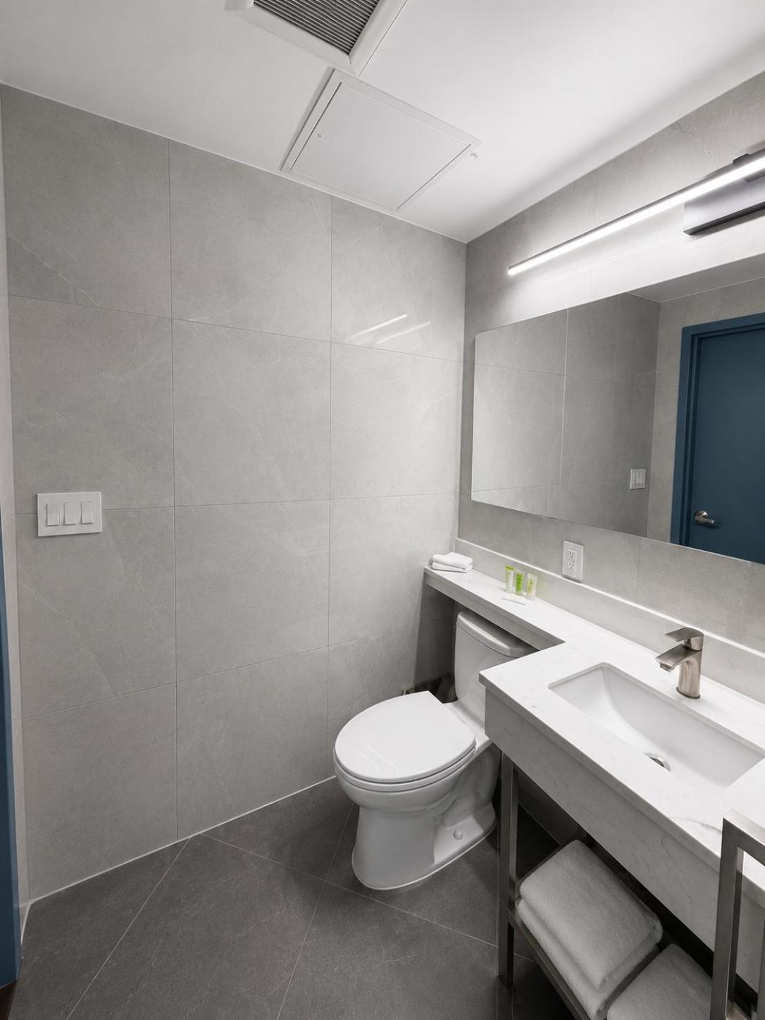 Hotel 365 Bronx 47/50