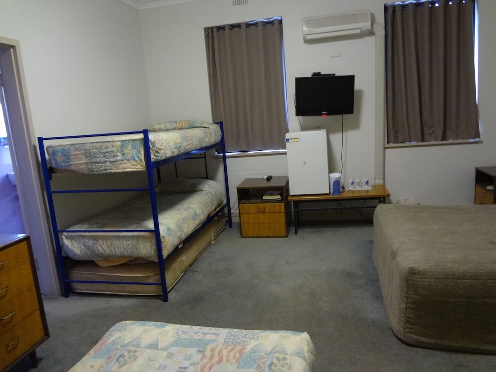 Amaroo Hotel 24/41