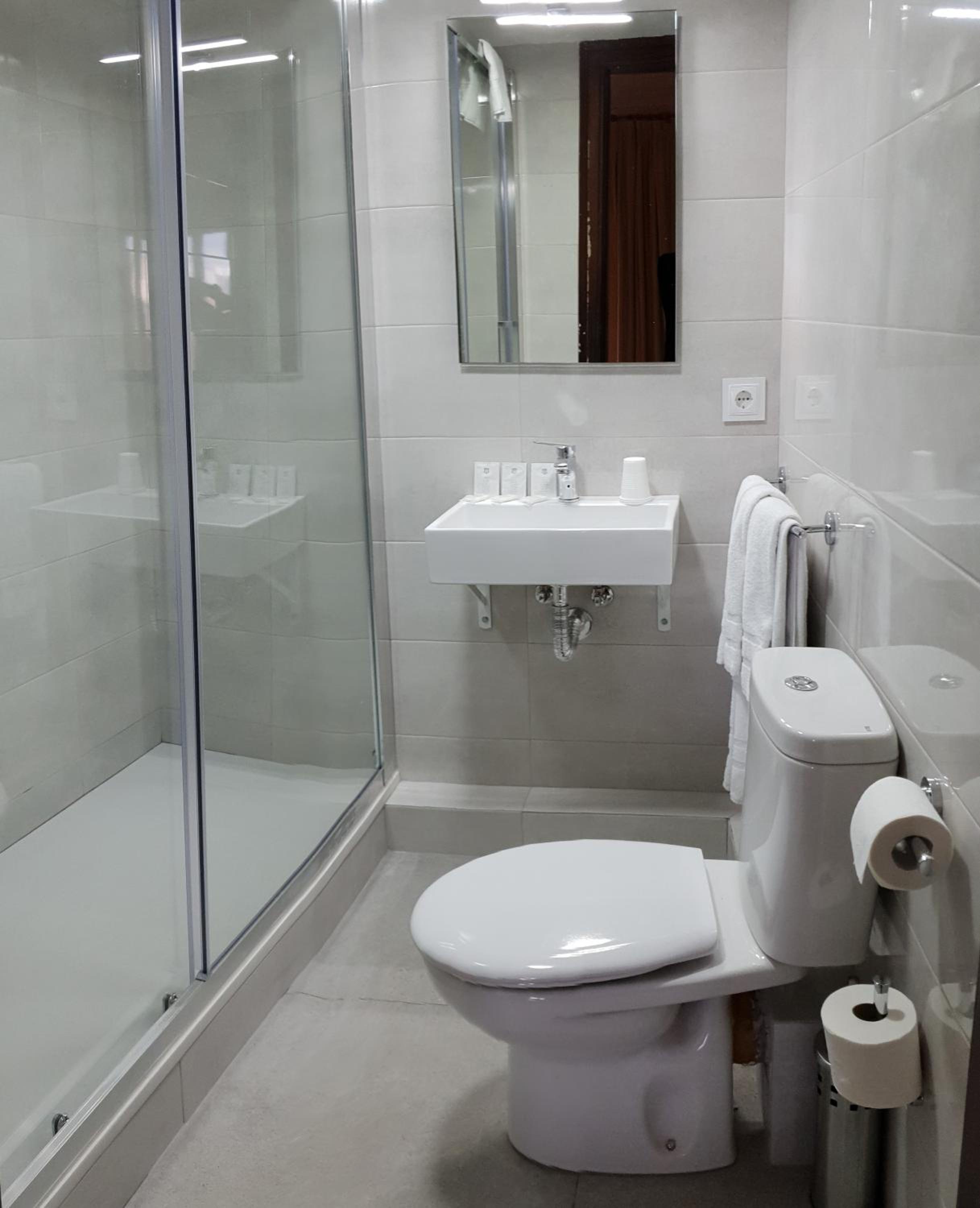 غرفة بسريرين منفصلين مع سرير إضافي، Hotel Toledano Ramblas 4/5