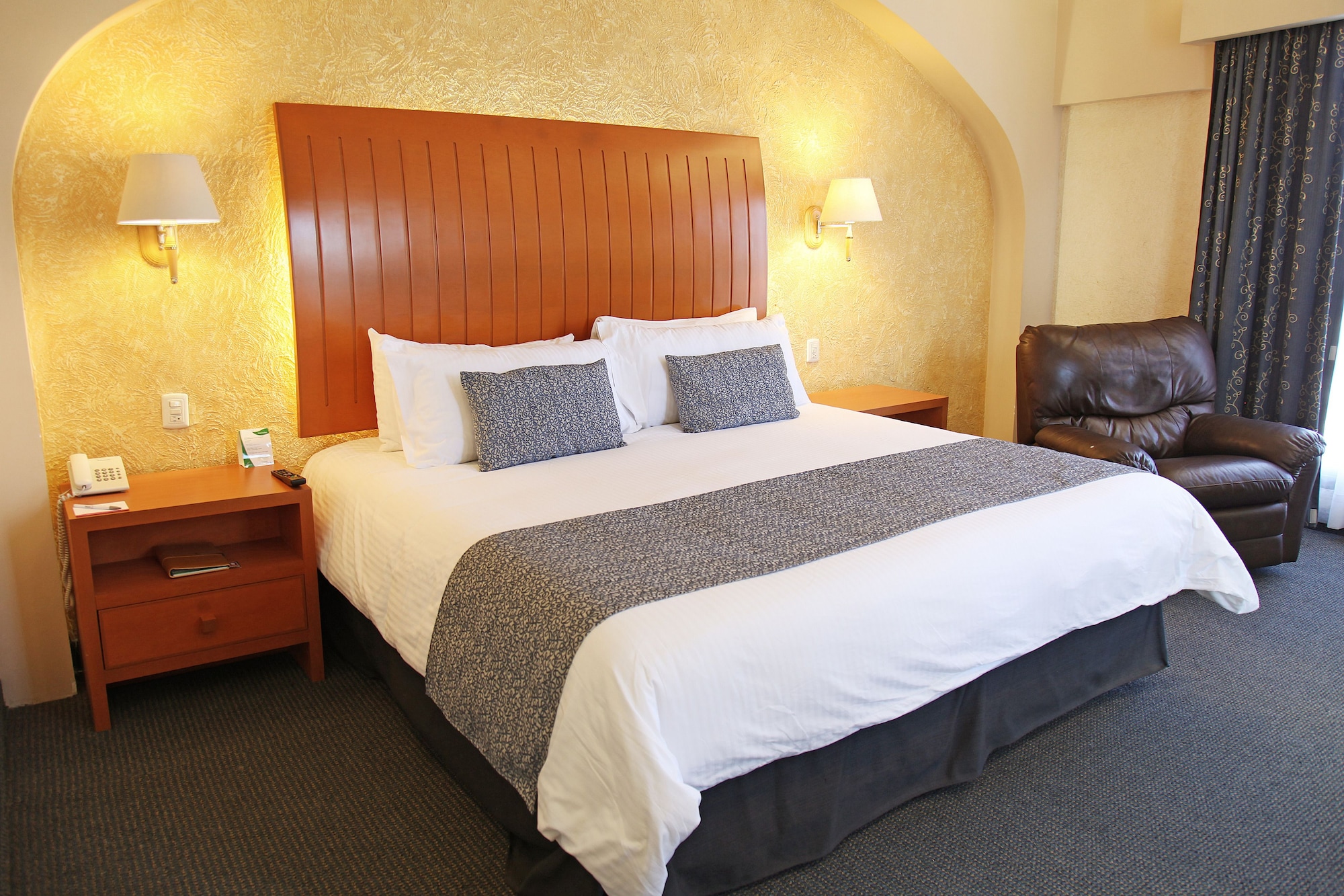 EXECUTIVE, KING BED
