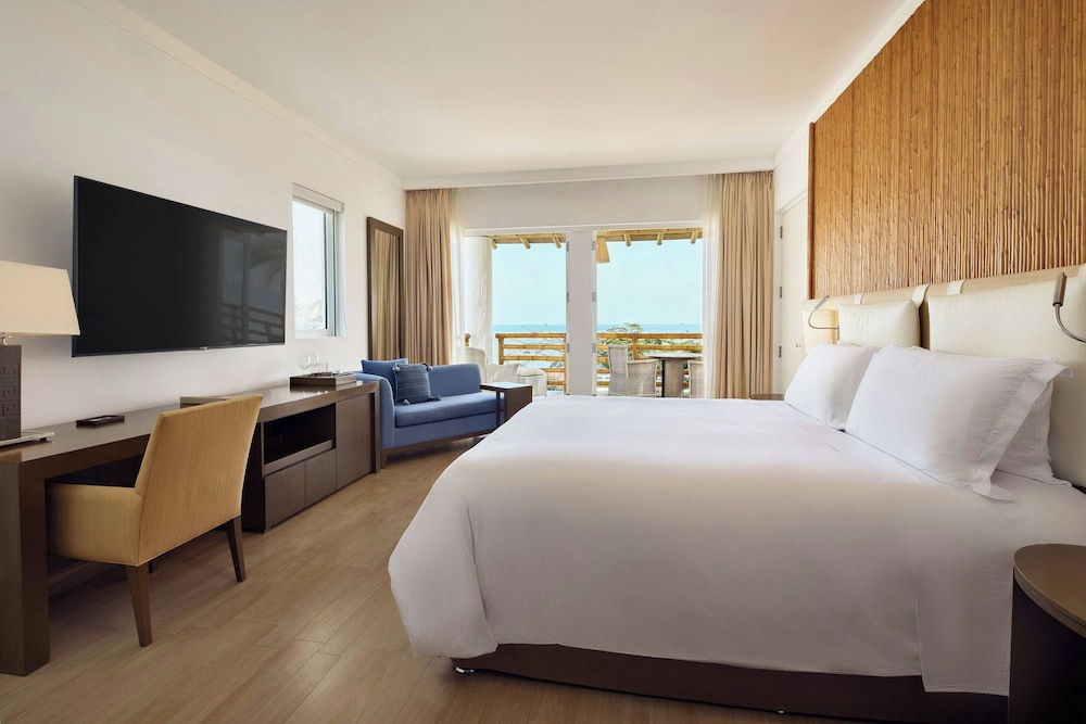 Suite, King Bed, Ocean Front, Sofa