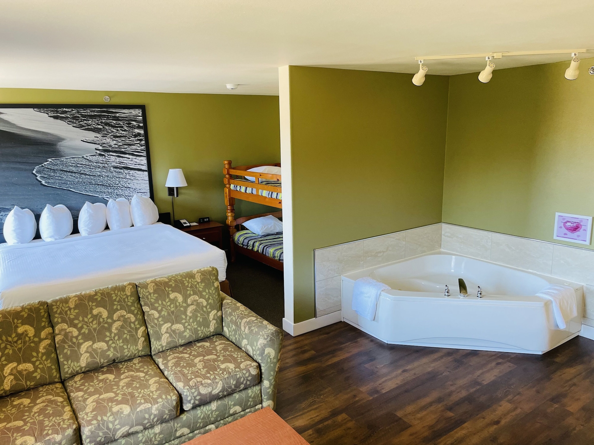 Studio, Suite, King Bed, Bunk Bed