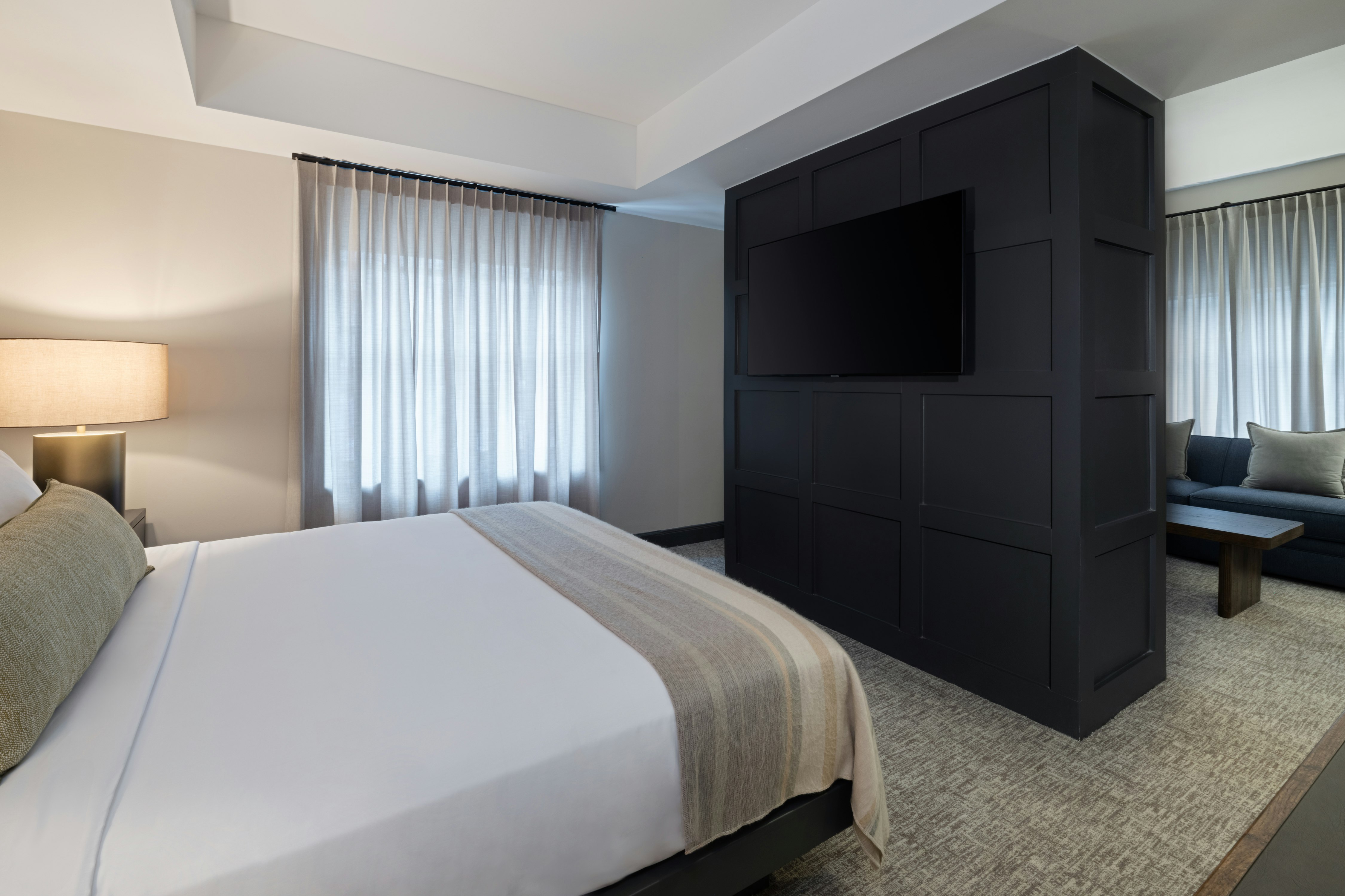 Junior Suite, King Bed, 2 Bathrooms
