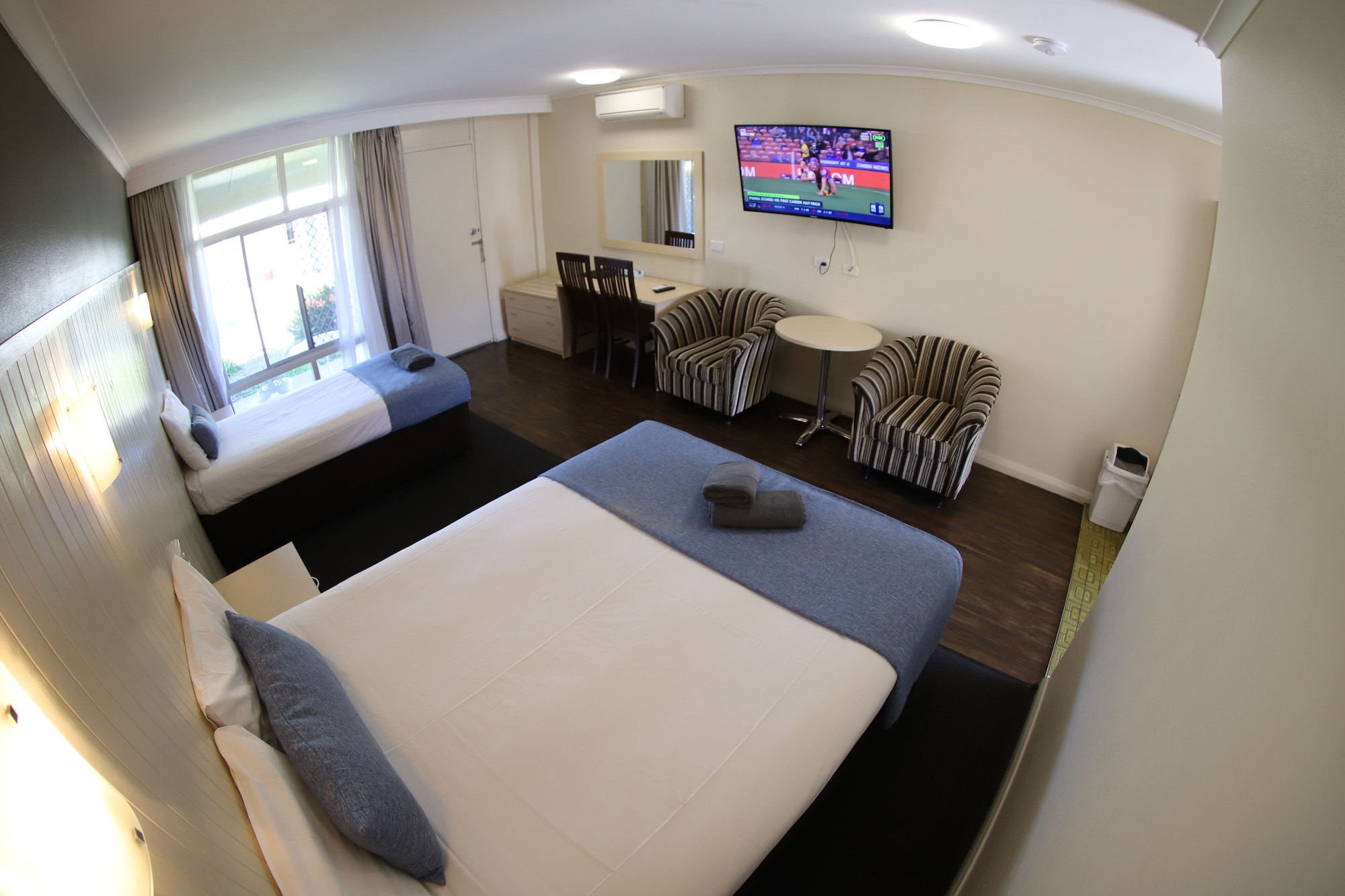 DELUXE, TWIN BEDS