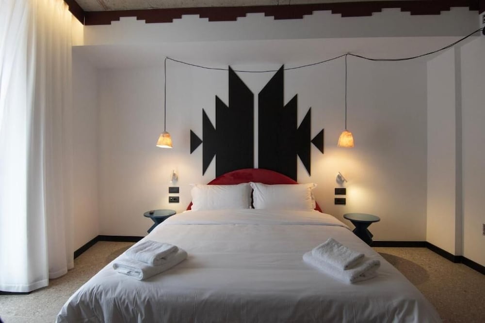 Bazaar Hotel 16/39