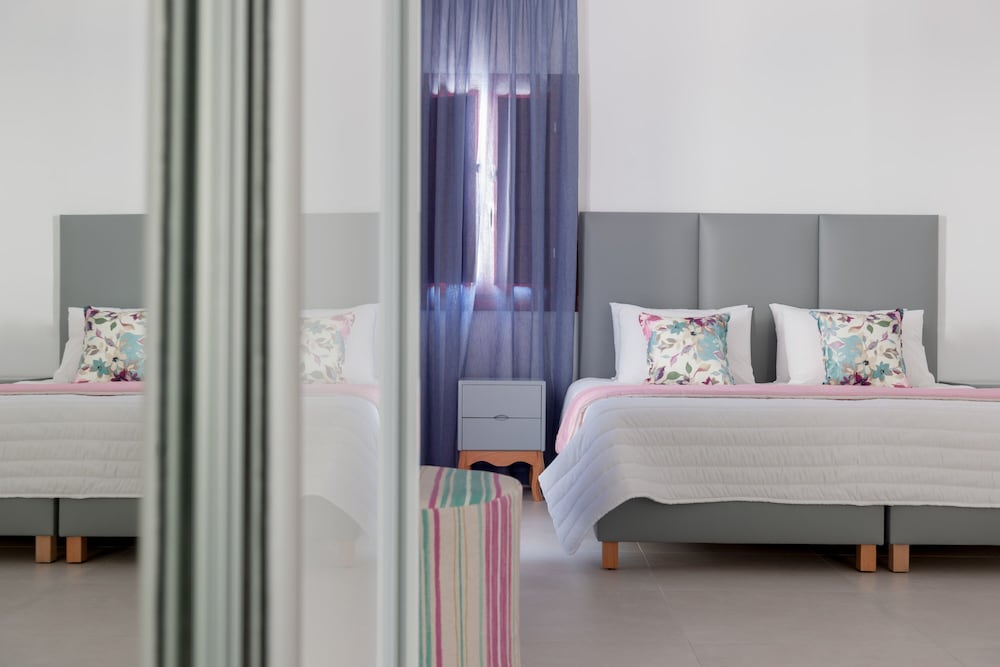 MAR N MAR CROWN SANTORINI HOTEL AND SUITES 17/48