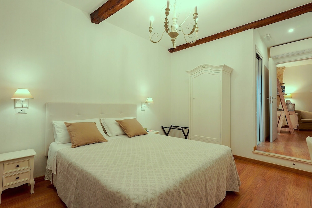 COMFORT, DOUBLE OR TWIN BED, CITY VIEW