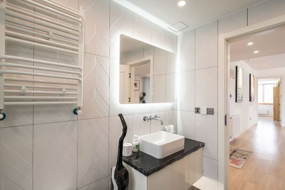 Senior, Apartment, 2 Queen Beds، Book and Bed-People's Square 8/10