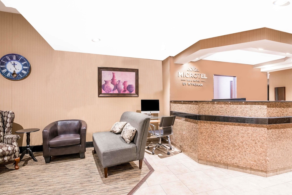 Lobby at Microtel Inn Suites By Wyndham Rochester Mayo Clinic North, ROCHESTER - MN