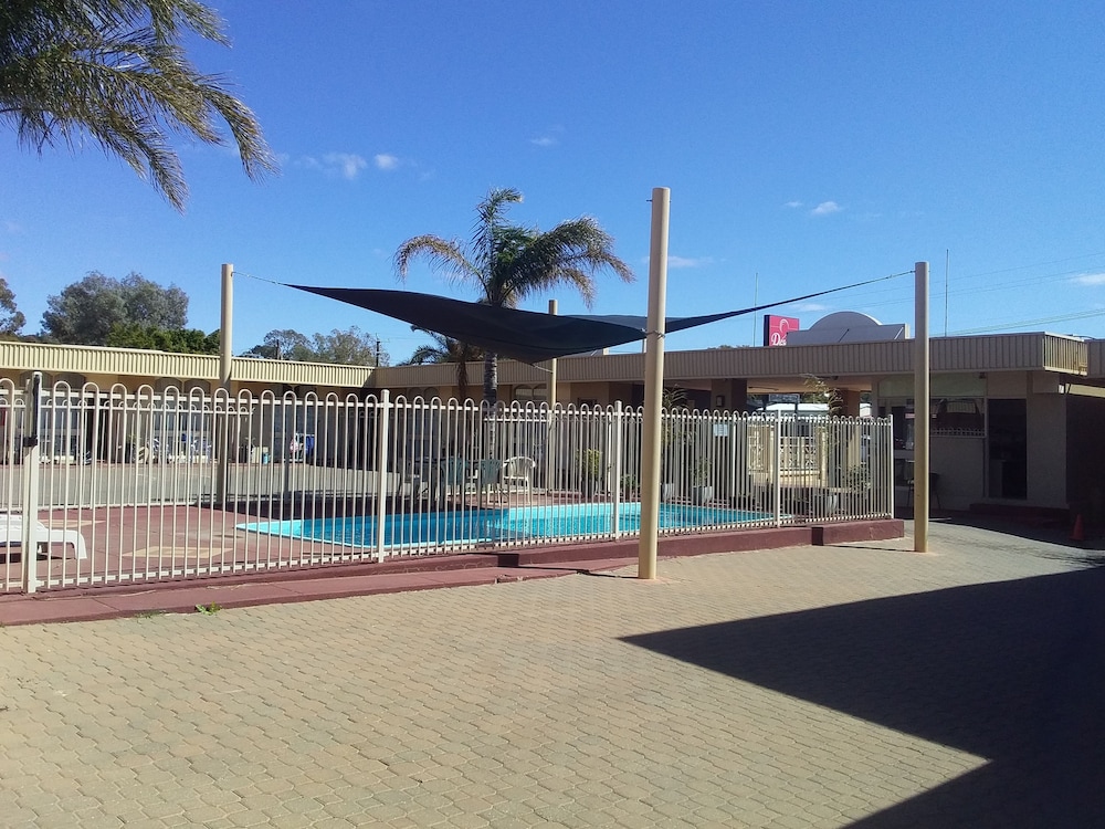 DESERT SAND MOTOR INN 4/25
