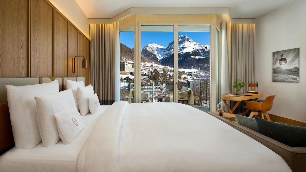غرفة بريميير بسرير كينج، Kempinski Palace Engelberg 2/3