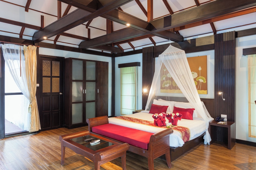 2 Bedrooms, Pool, Villa, Double and Twin Beds