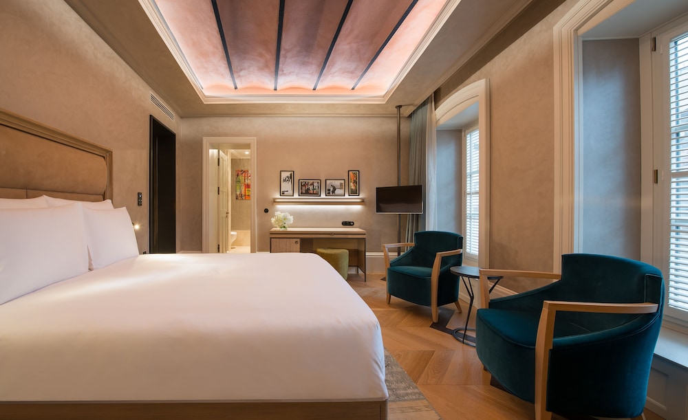 SIGNATURE, DELUXE, QUEEN BED