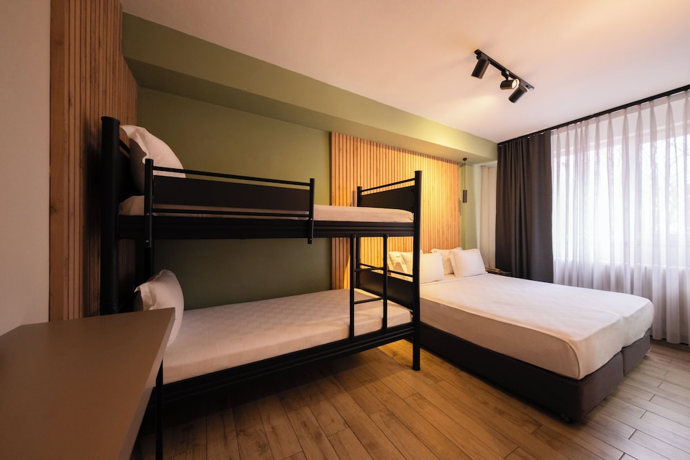 Leons Hotel 14/50