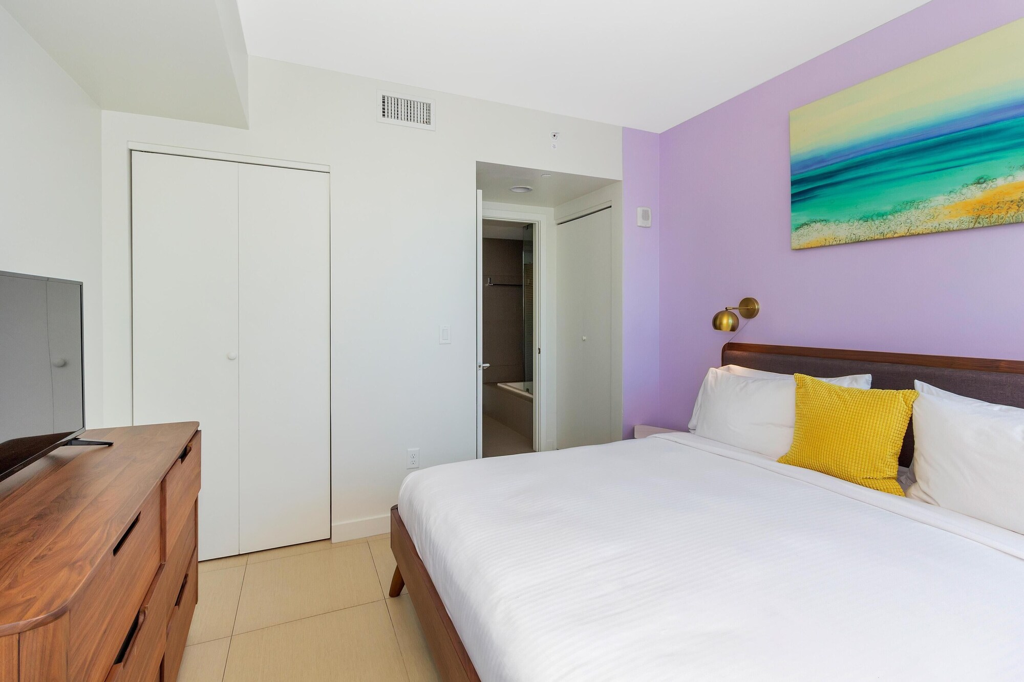 شقة بسرير كينج وسرير فردي بإطلالة على المدينة بشرفة بغرفة نوم واحدة مع أريكة، Dharma Home Suites Miami At Monte Carlo 2/10