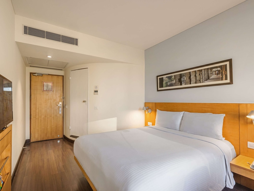 SUPERIOR, QUEEN BED