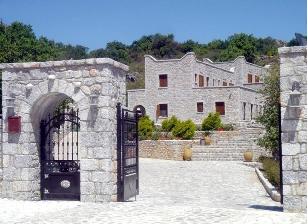 Lalloudes Seaside Accommodation 42/50