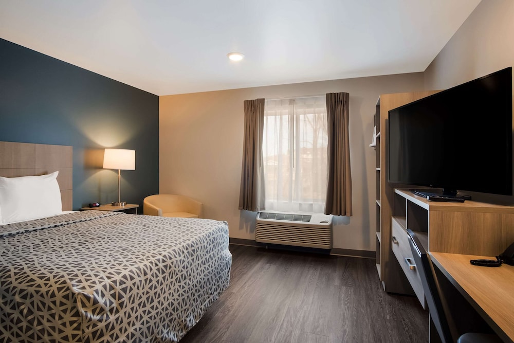 SUITE, QUEEN BED