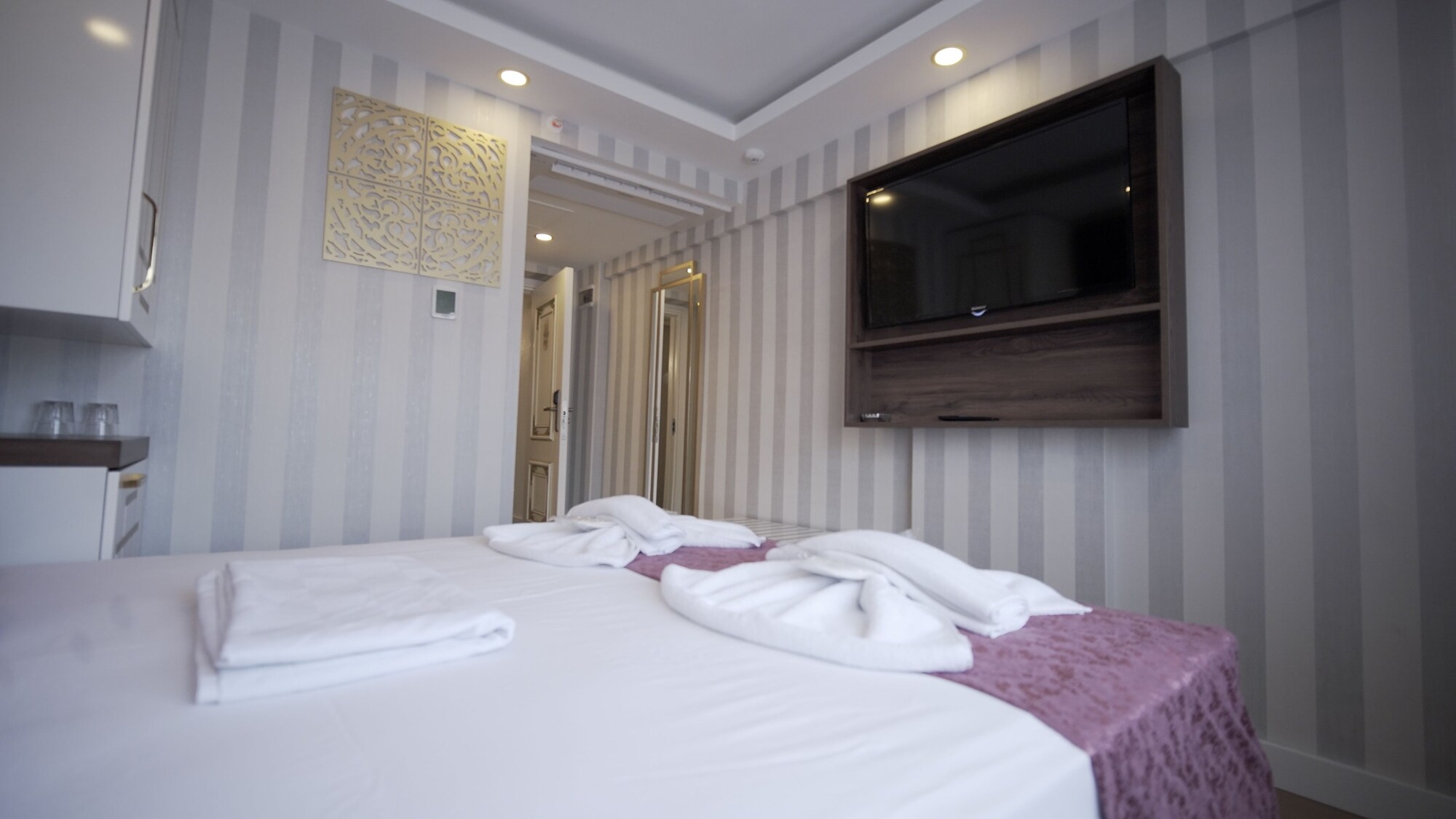 STANDARD, DOUBLE BED, CITY VIEW